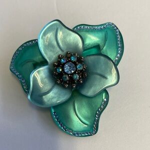 Elegant Vintage green Floral Brooch, enamel trillium style, complete, EUC